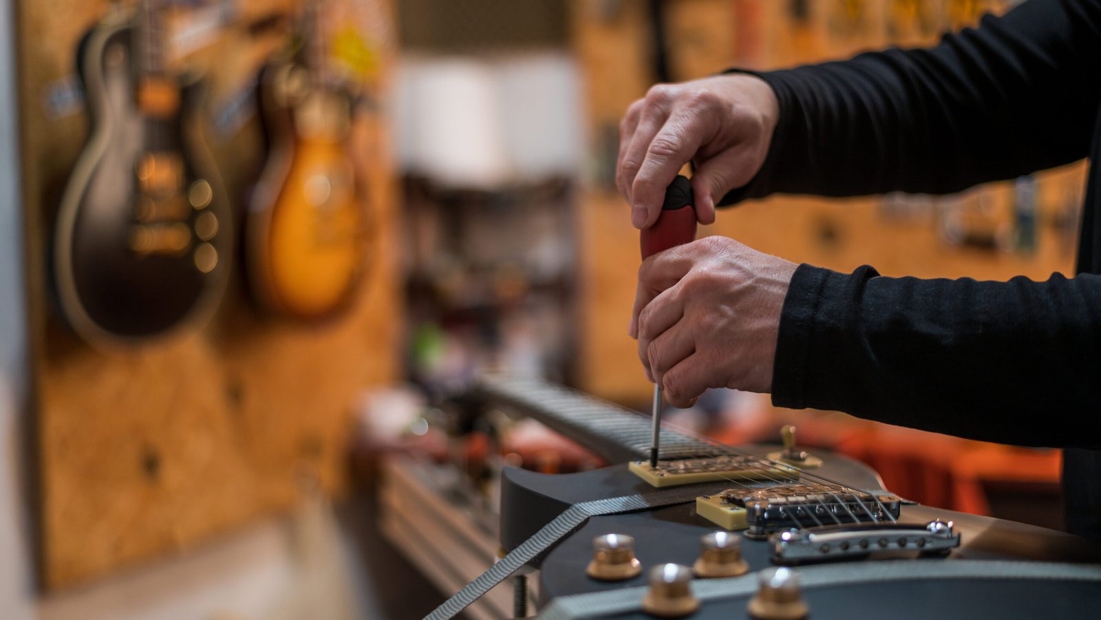 The Guitarshop, snaren vervangen of onderhoud en reparatie